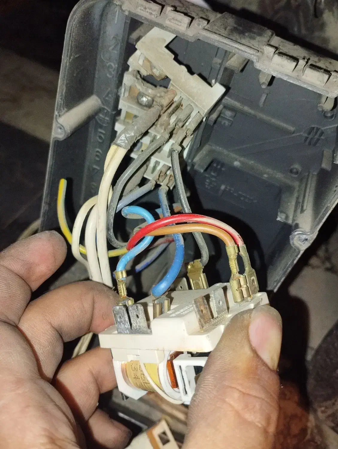 برق کار و سیم کشی ساختمان اقساطی|خدمات پیشه و مهارت|زنجان, |دیوار