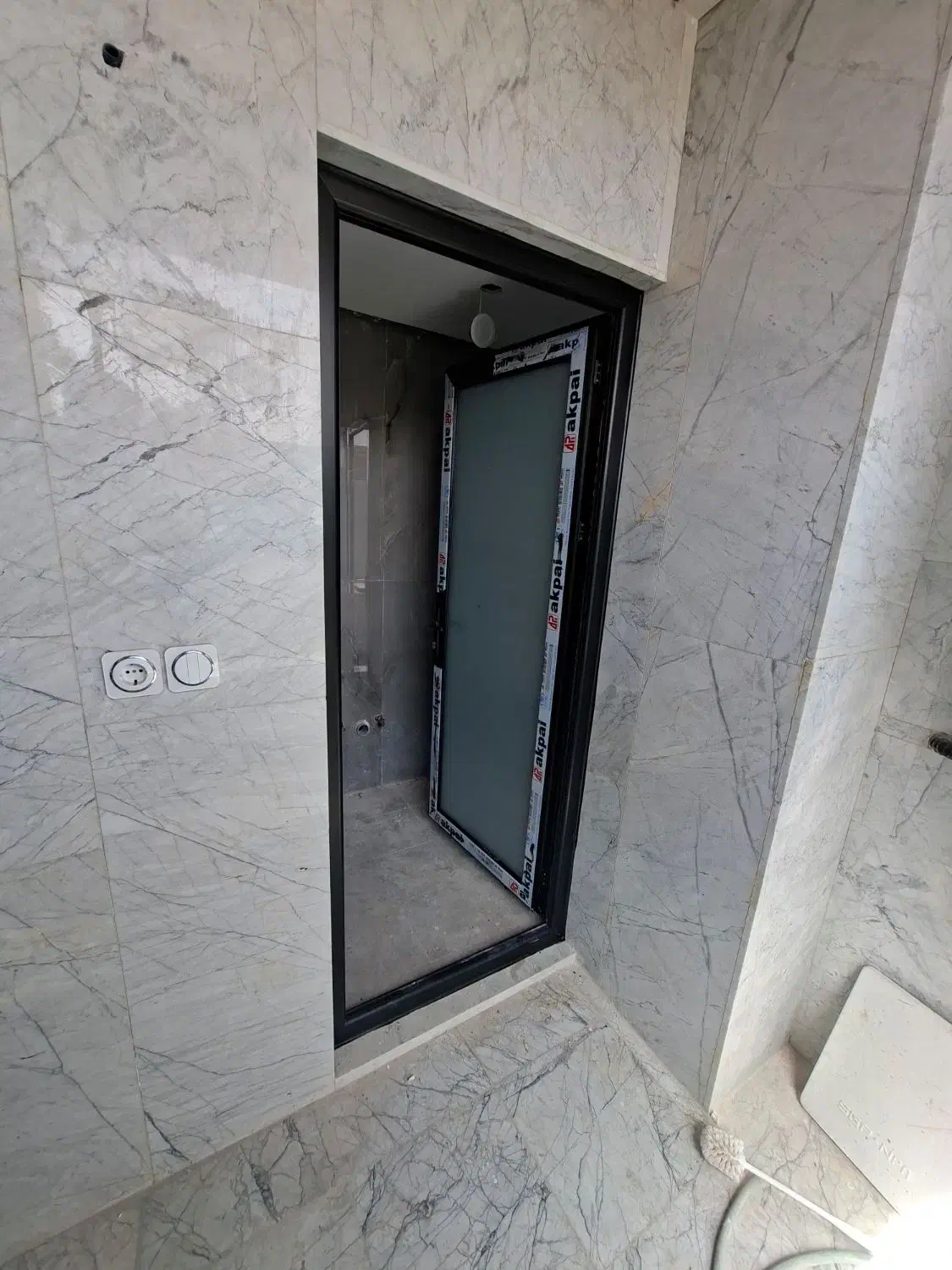 کارگاه درب و پنجره الومینیوم|استخدام معماری، عمران و ساختمانی|قنوات, |دیوار