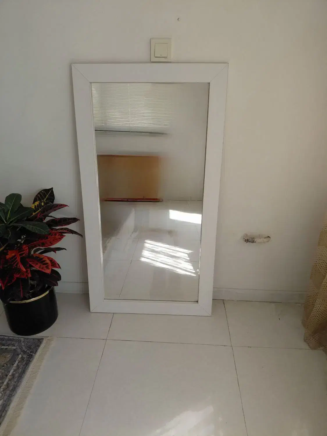 اینه قدی|آینه|مشهد, نیروی هوایی|دیوار