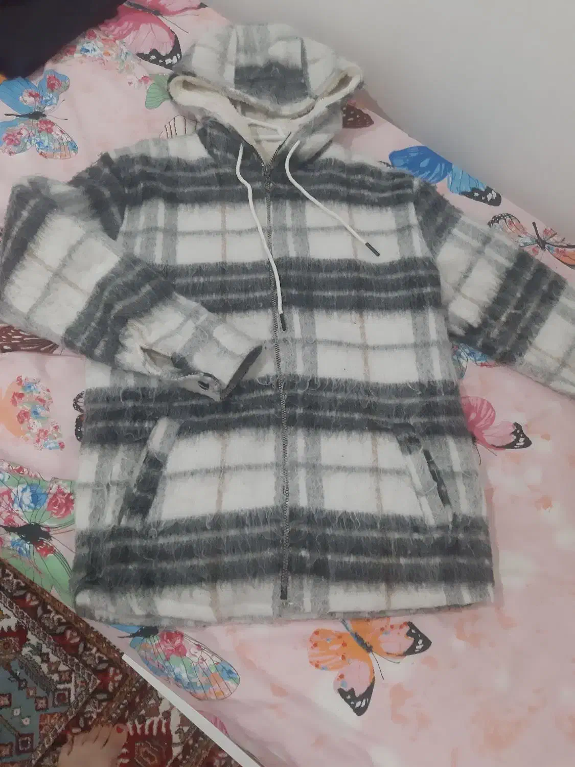 کُت مانتو هودی پیراهن|لباس|رشت, سعدی (تختی)|دیوار