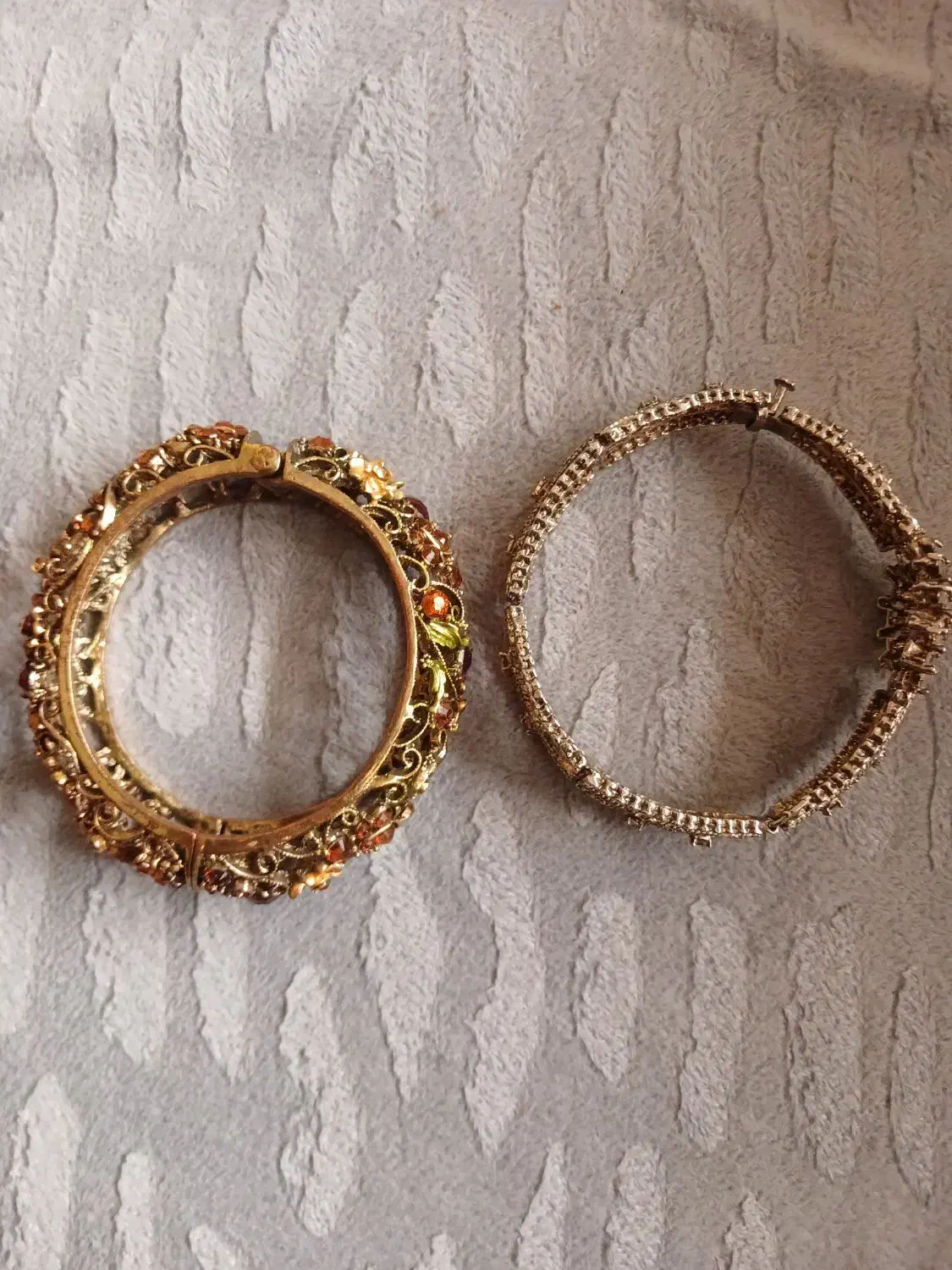 تعدادی دستبند و چند تکه برنجی|بدلیجات|بروجن, |دیوار