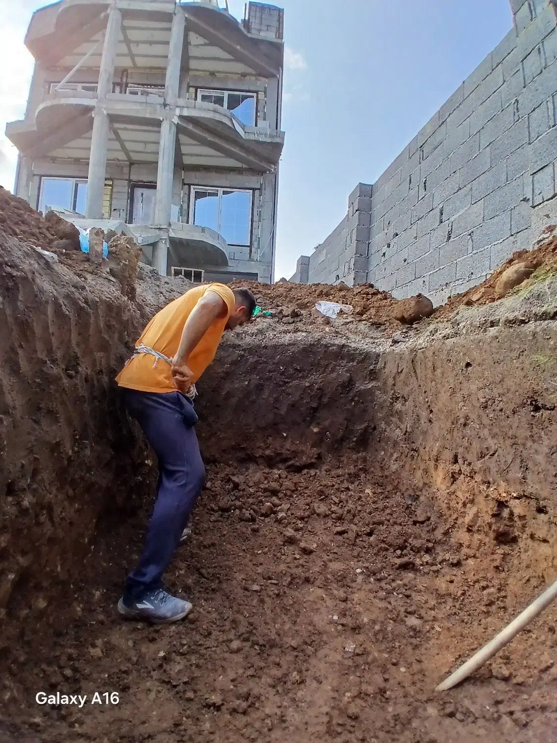 مقنی کندن پی ساختمان چاه کن فاضلاب چاهک شمع حفاری|خدمات پیشه و مهارت|رامسر, |دیوار