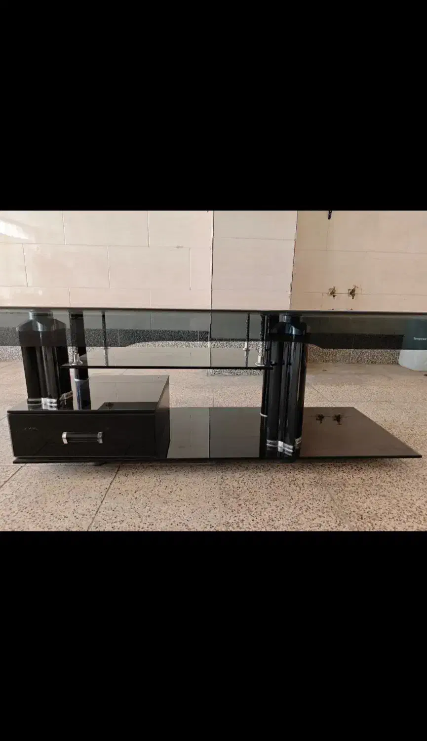 میز تلویزیون کشودار شیشه خم سالم|میز تلویزیون|فردوس (خراسان), |دیوار