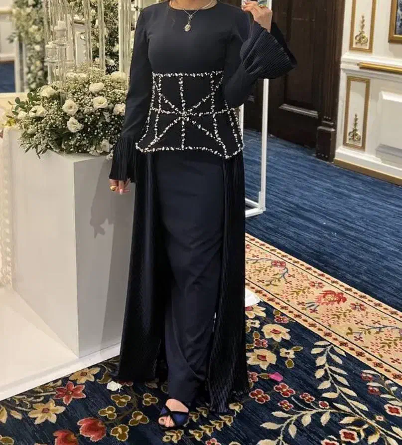 لباس مجلسی سرمه ای|لباس|اندیشه, اندیشه فاز ۲|دیوار