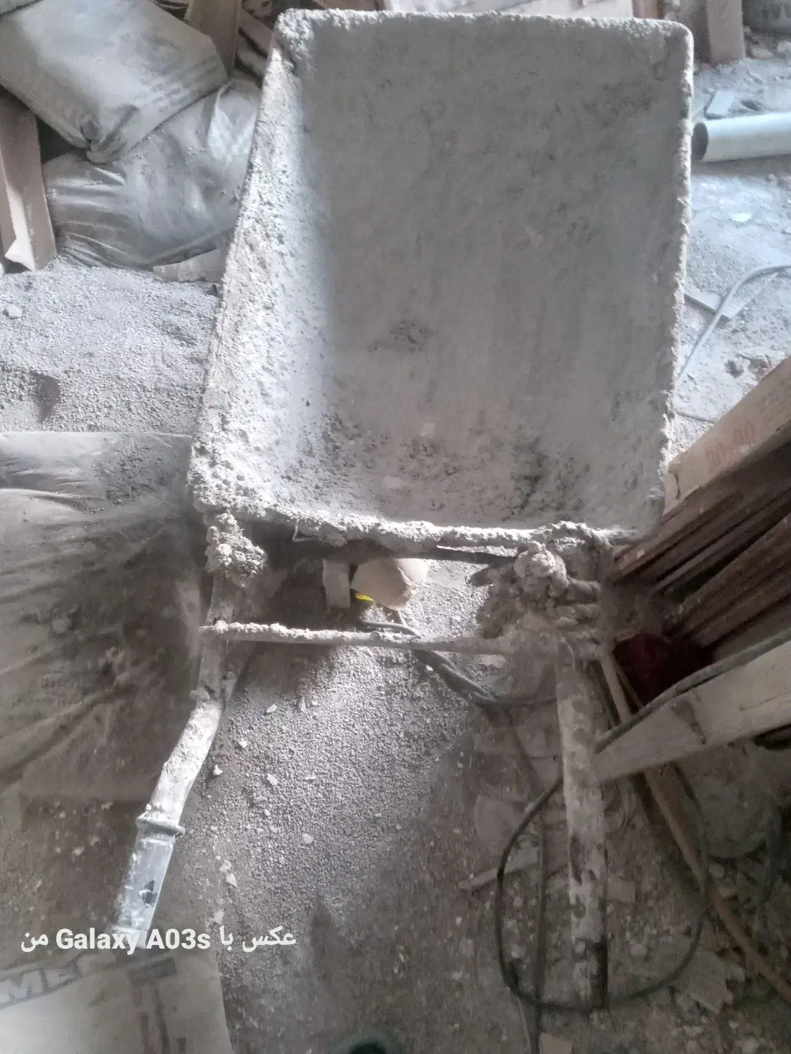 یک فرغون کار کرده یک عدد درب چوبی ۸۷*۲|مصالح و تجهیزات ساختمان|خرمآباد, |دیوار