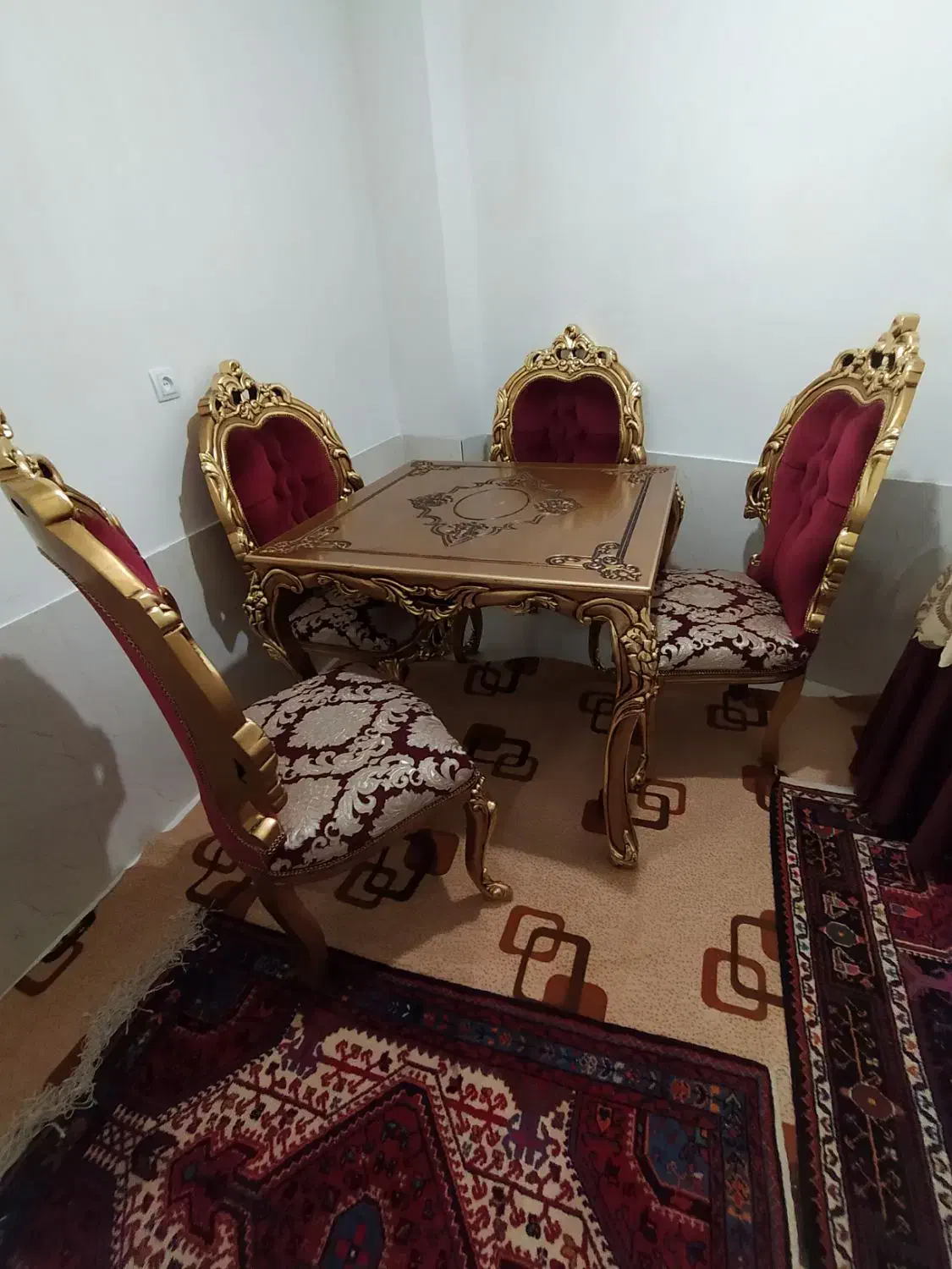 میز صندلی چهار نفره|میز و صندلی غذاخوری|صحنه, |دیوار