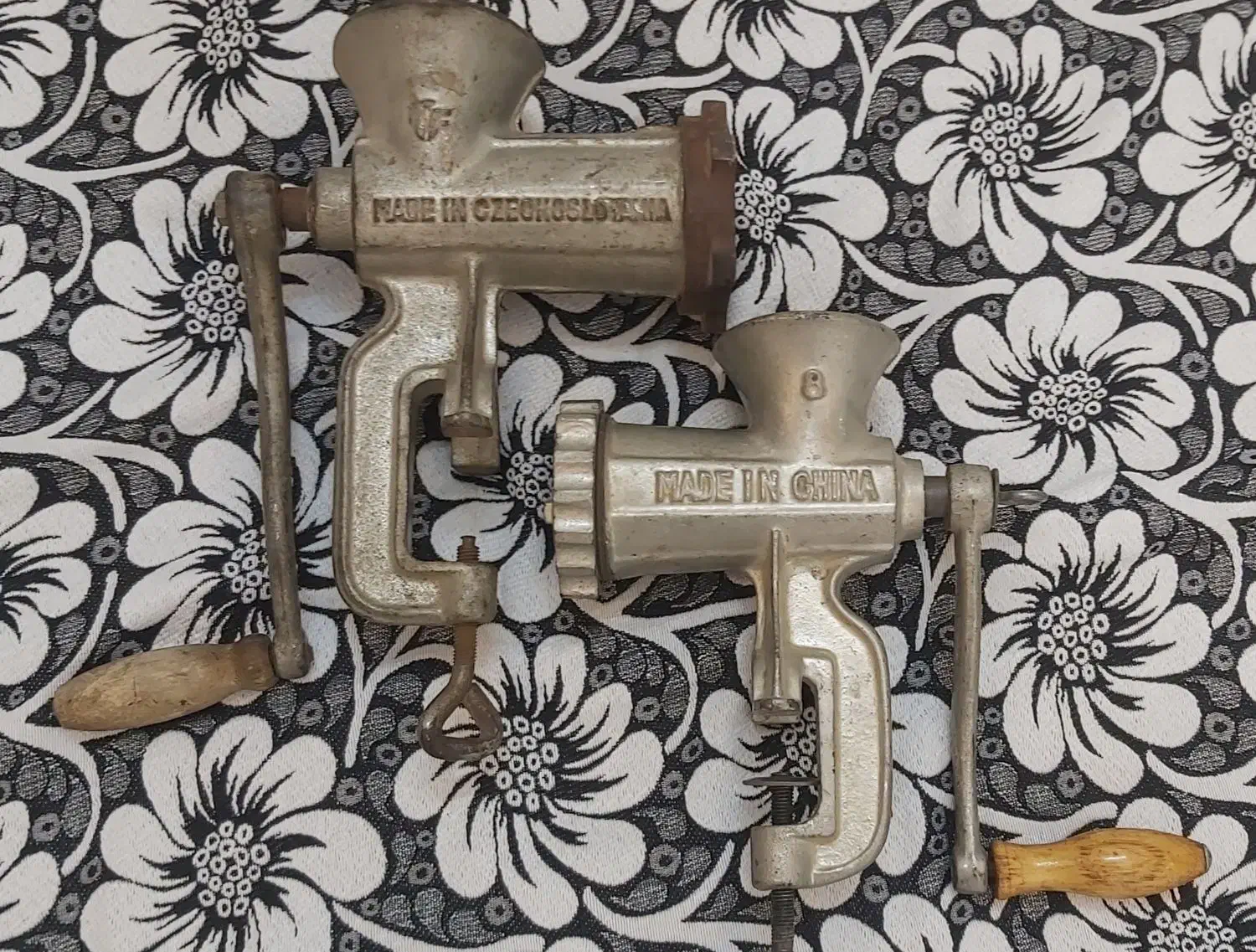 چرخ گوشت دستی  و پارچ قدیمی|کلکسیون اشیاء عتیقه|قم, علی آباد سعدگان|دیوار