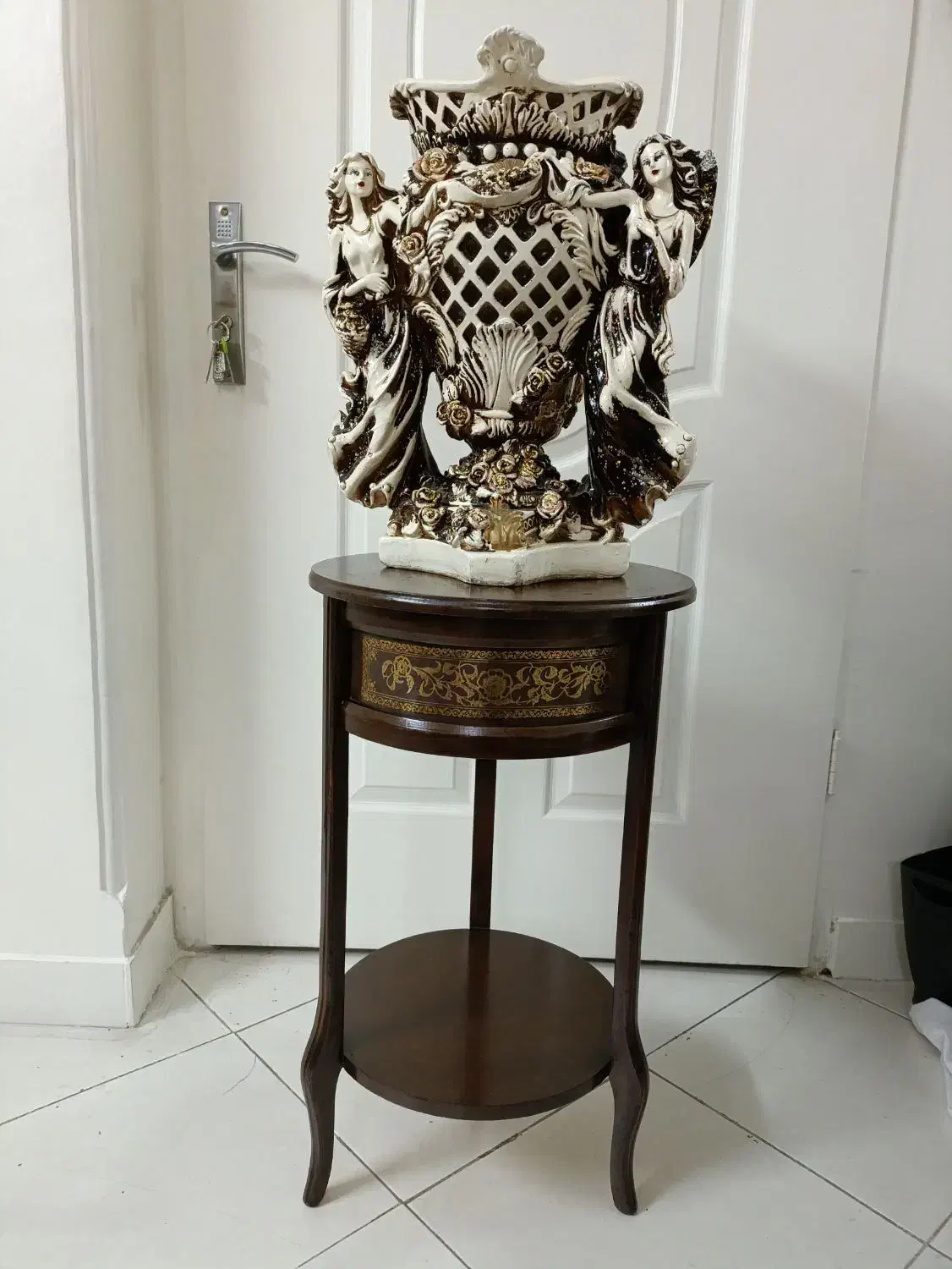 گلدان فرشته|میز تلفن|تهران, دهم فروردین|دیوار