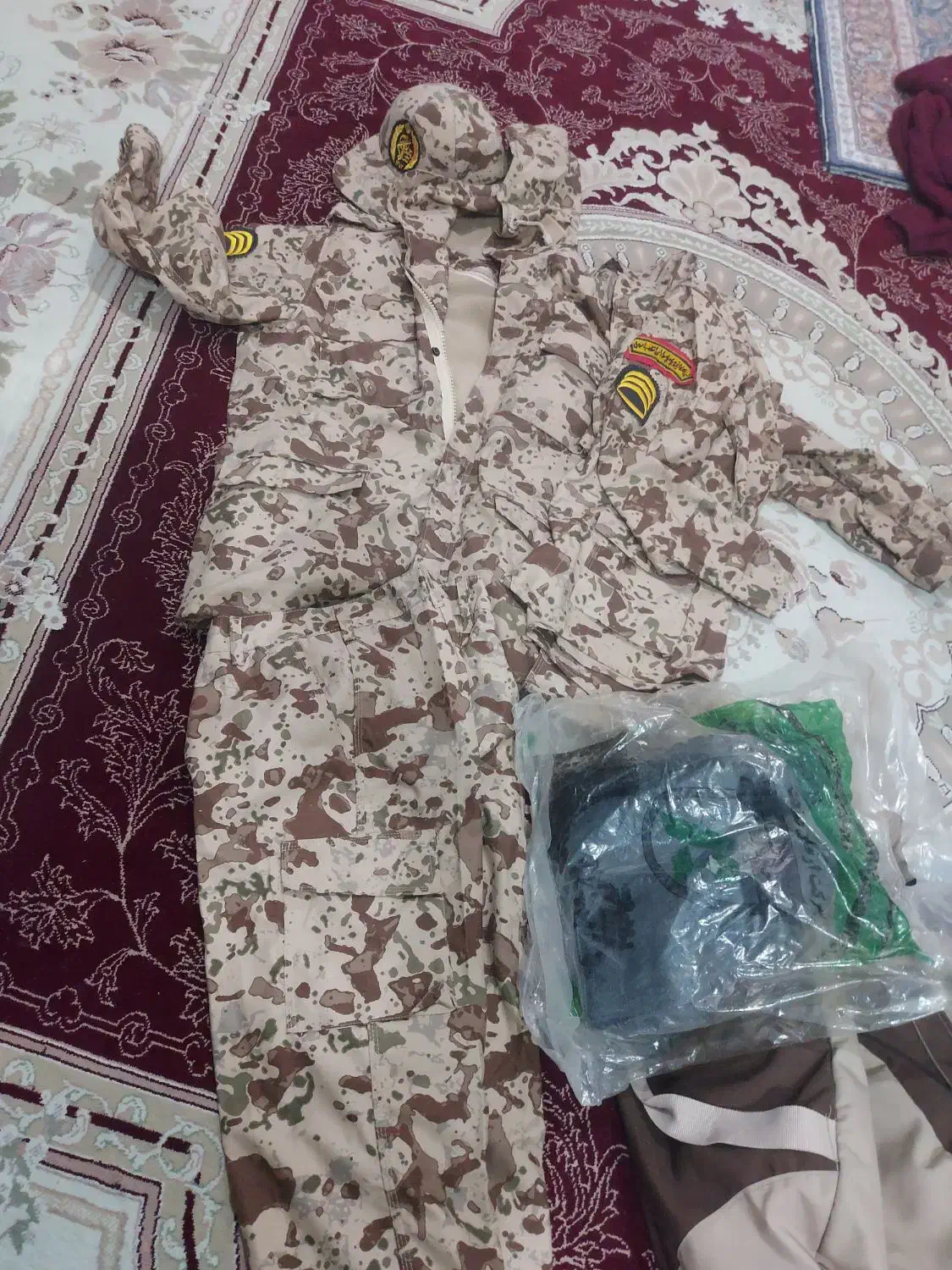 لباس سربازی|لباس|ری, علایین|دیوار