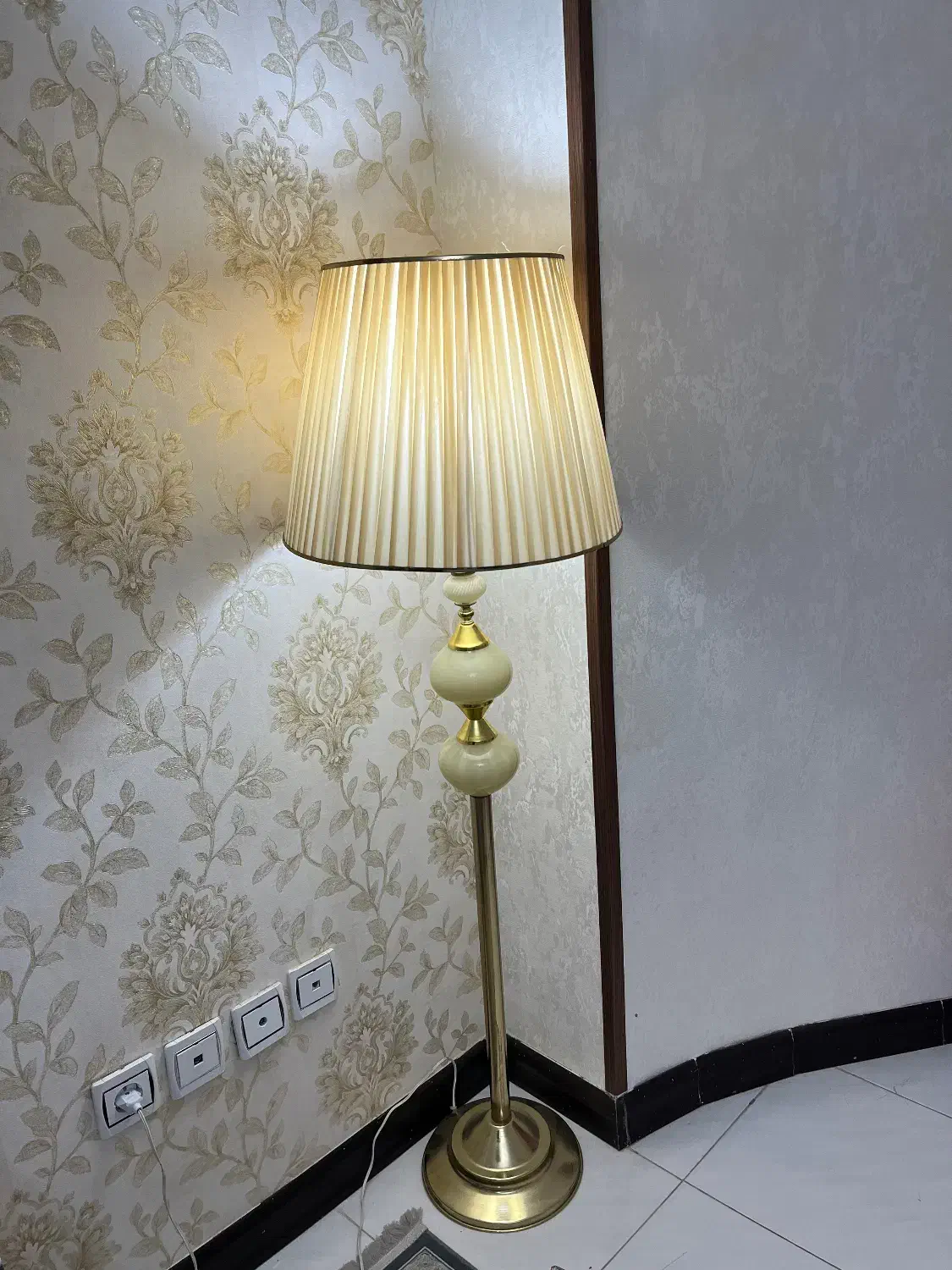 آباژورایستاده|چراغ خواب و آباژور|شاهین‌شهر, گرگاب|دیوار