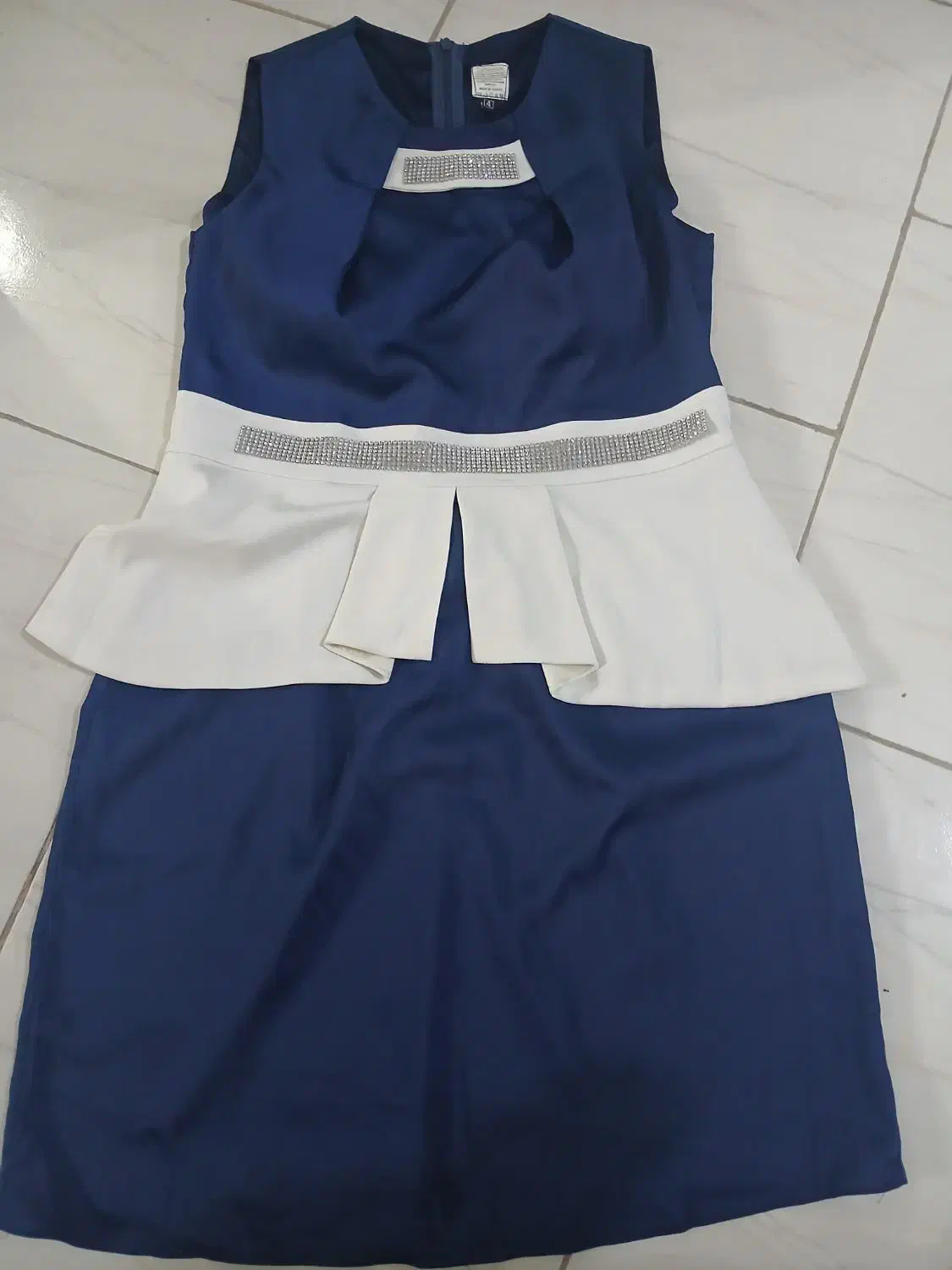 لباس مجلسی|لباس|رودهن, |دیوار