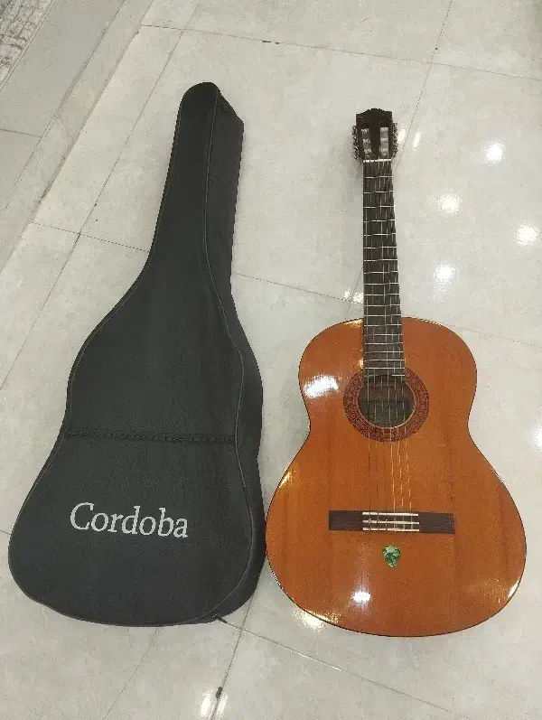 گیتار یاماهای c40 سالم و خوش صدا فروش فوری|گیتار، بیس، امپلیفایر|سنندج, |دیوار