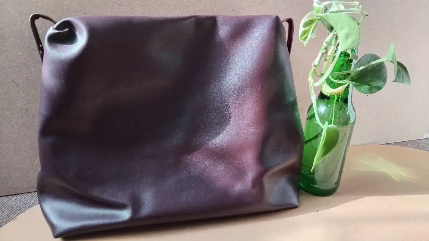 کیف چرم نسبتا بز رگ|کیف، کفش، کمربند|رشت, فلسطین|دیوار