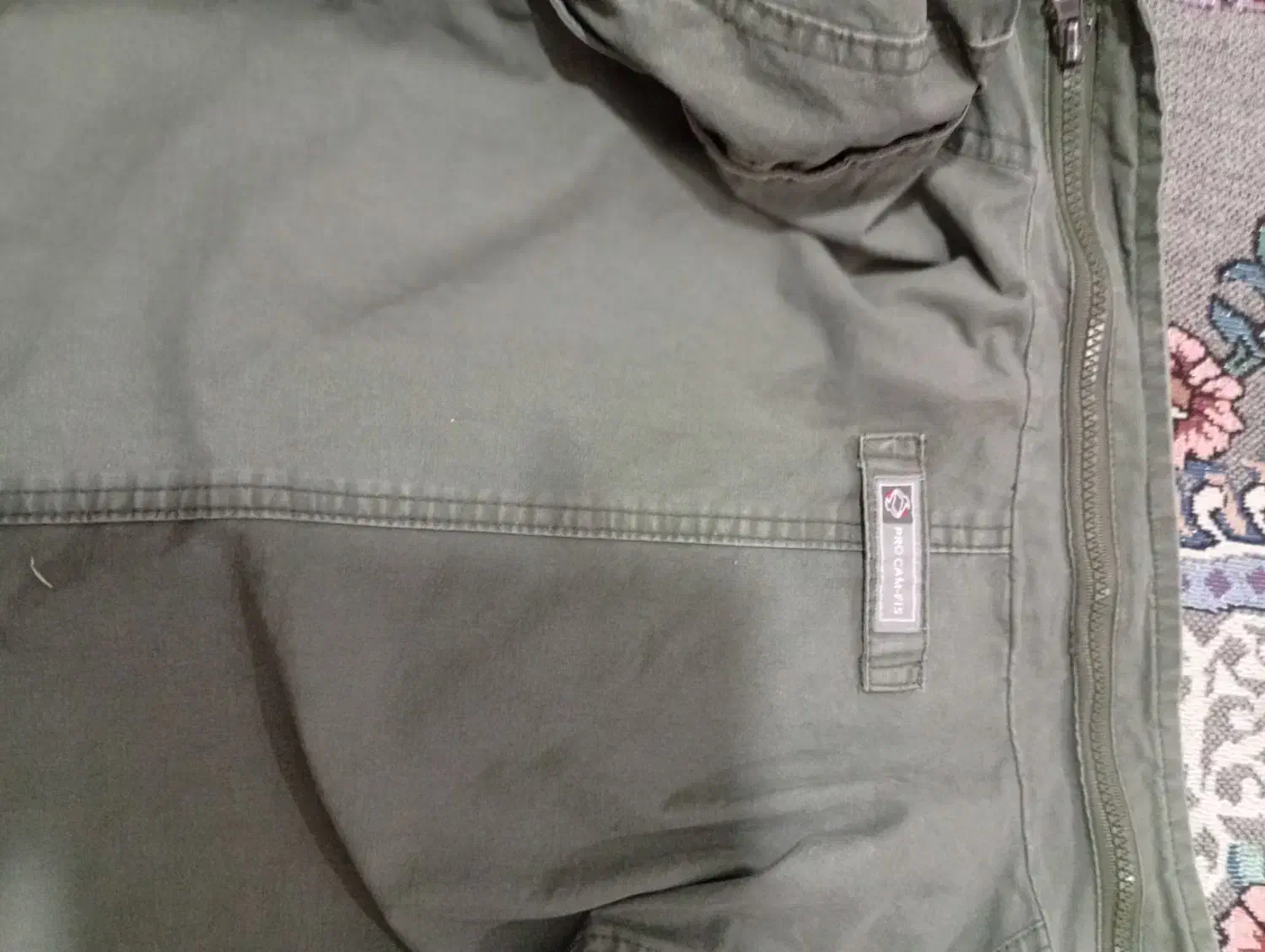 کابشن امریکایی|لباس|قم, قلعه کامکار|دیوار