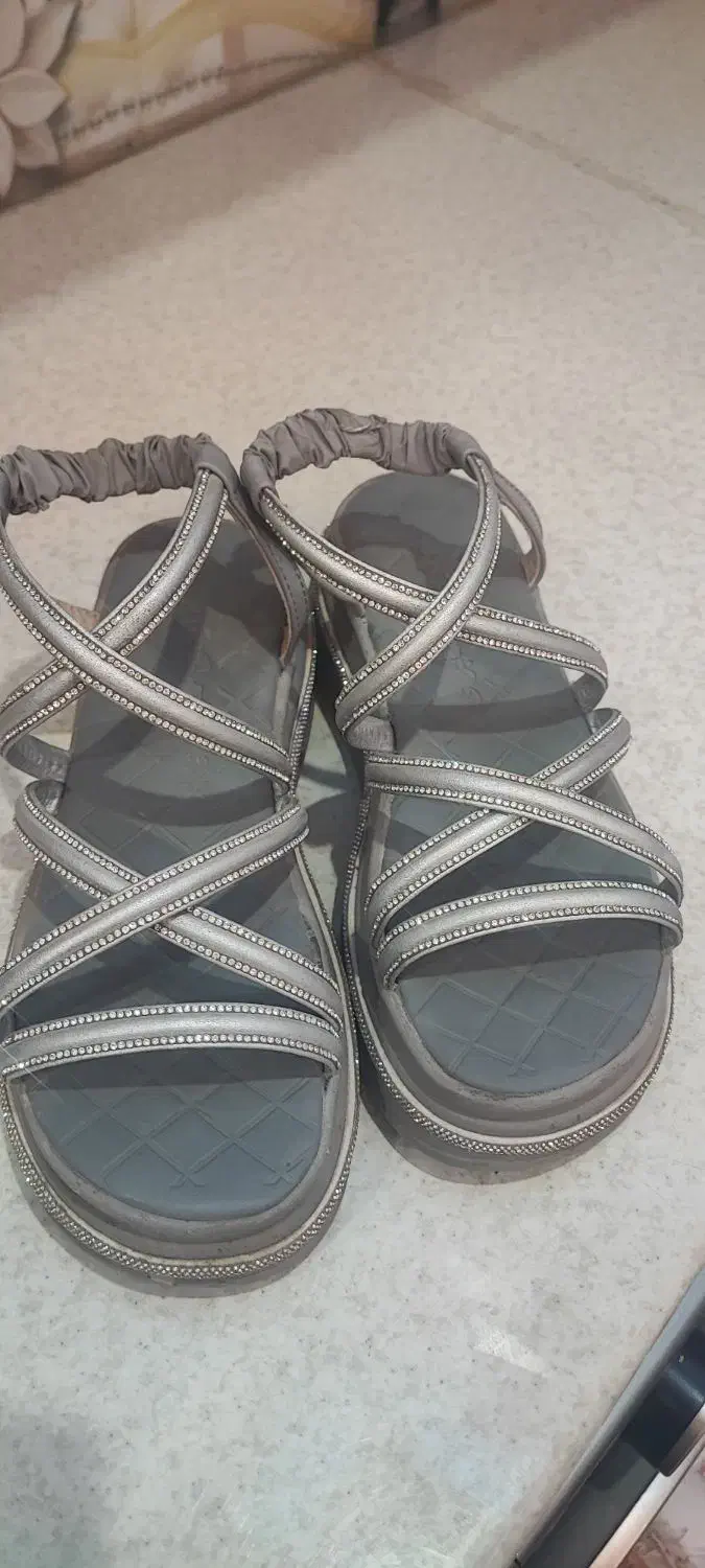 کفش|کیف، کفش، کمربند|ایرانشهر, |دیوار