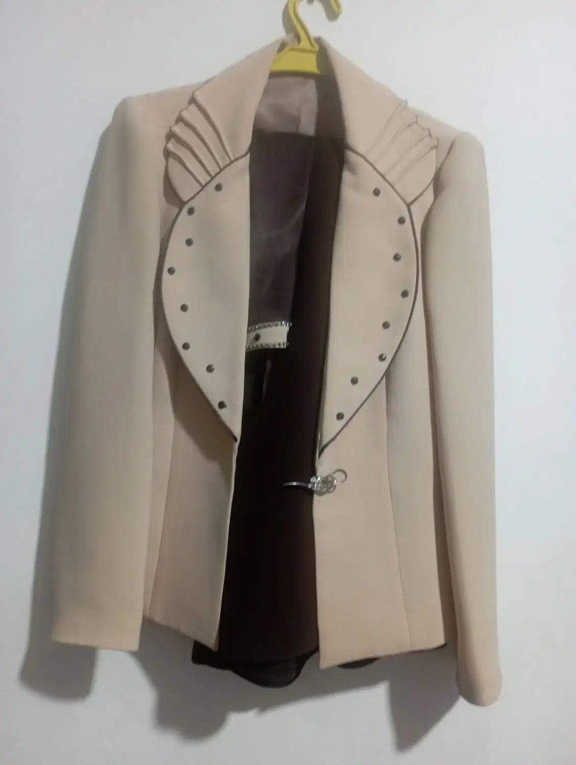 کت دامن|لباس|رباط‌کریم, رباط‌کریم|دیوار