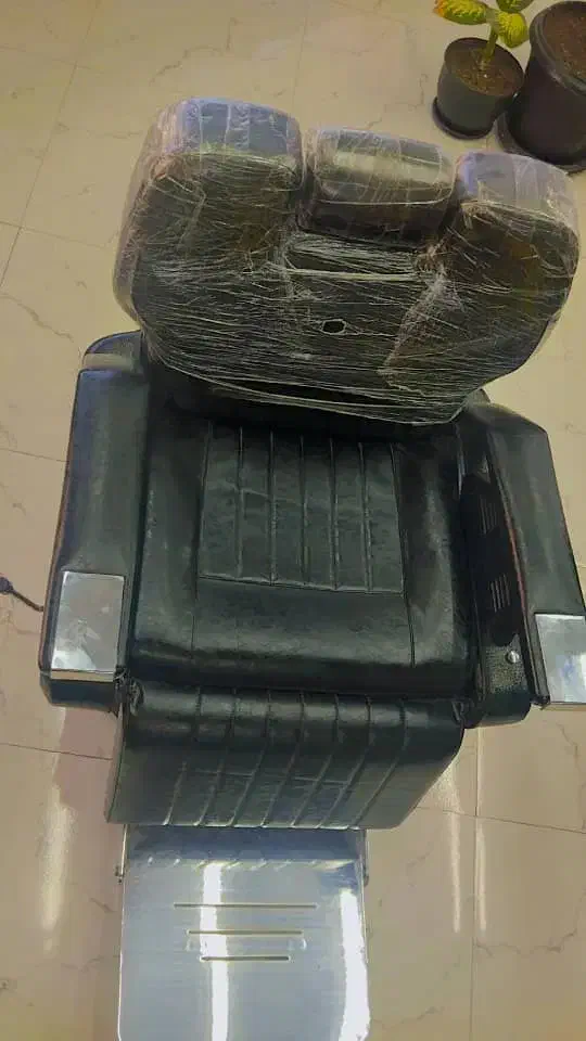 صندلی vip و آیینه نئونی آرایشگاه|آرایشگاه و سالن‌های زیبایی|صدرا-فارس, فاز ۱|دیوار