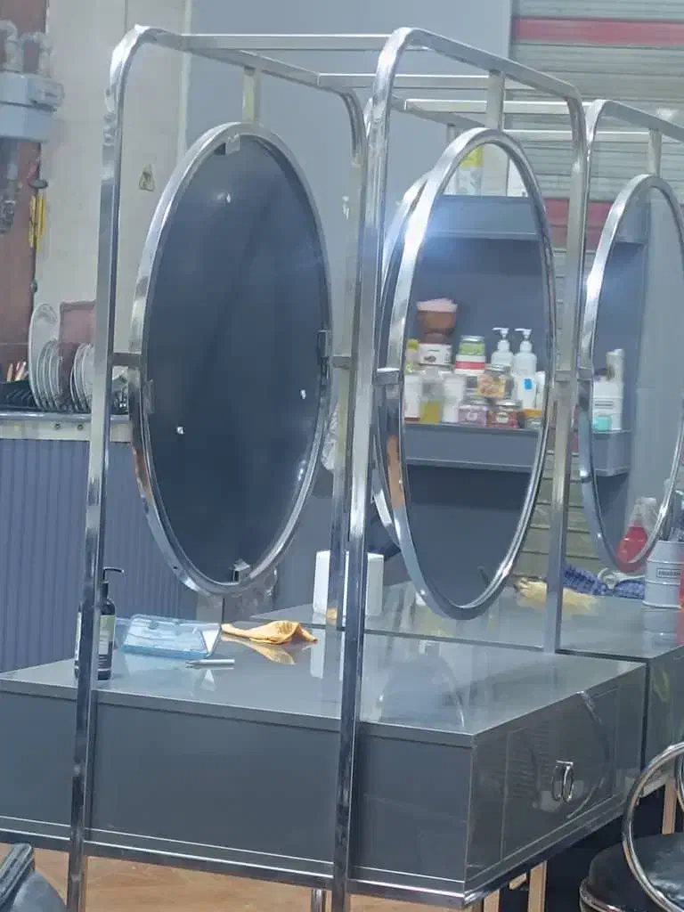 میز و آینه دوطرفه وسط سالن زیبایی|آرایشگاه و سالنهای زیبایی|قرچک, مهدیه|دیوار