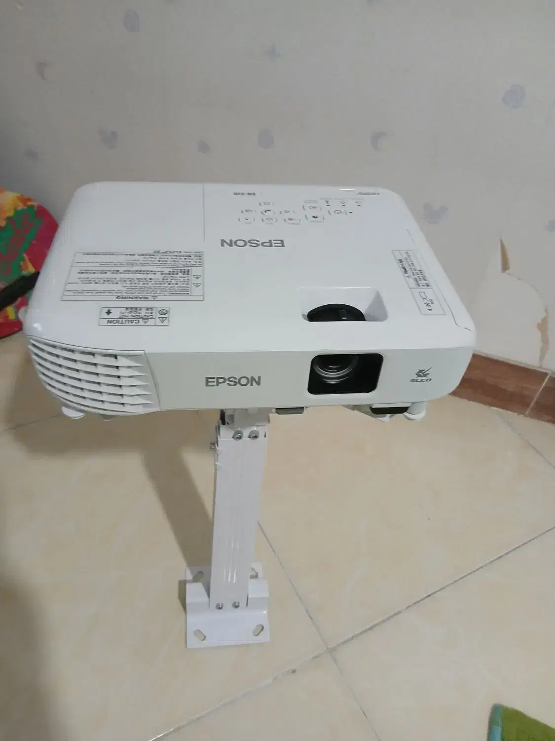 ویدئو پروژکتور Epson EB-E01 با پرده برقی ۲۲۰×۲۲۰|تلویزیون و پروژکتور|مشکین‌دشت, |دیوار