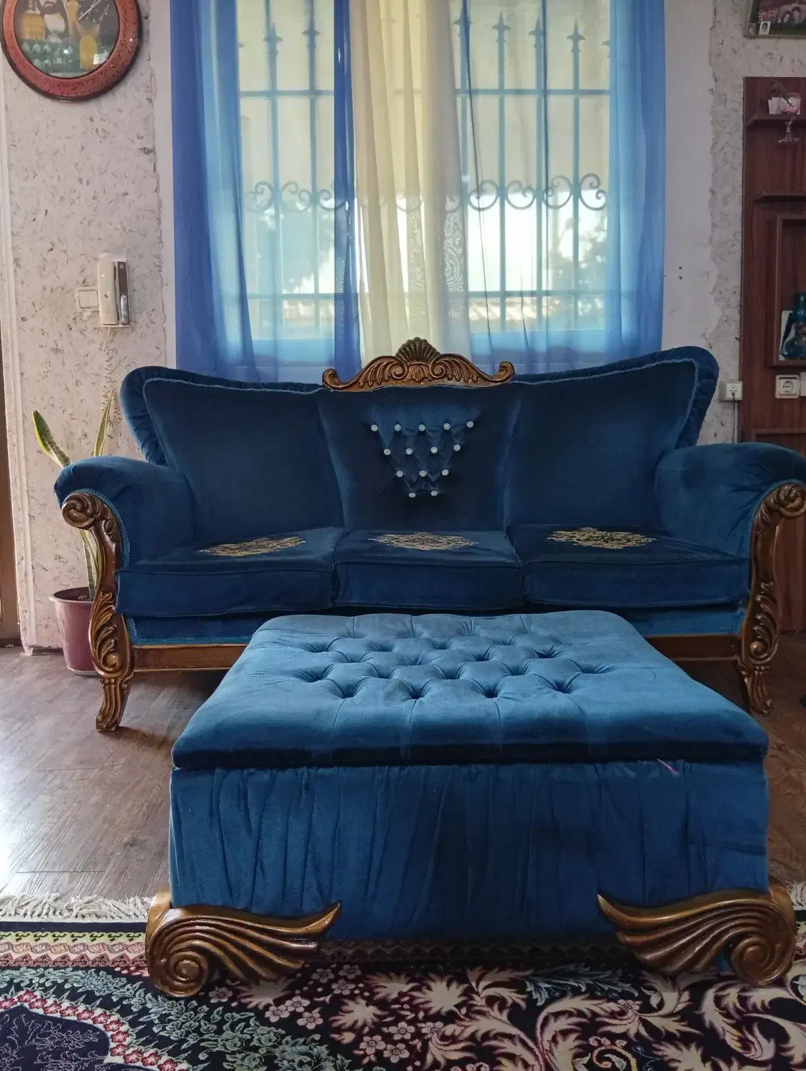 مبل سه نفره به همراه جلو مبلی|مبلمان خانگی و میز عسلی|رشت, شهرک احمد خمینی|دیوار