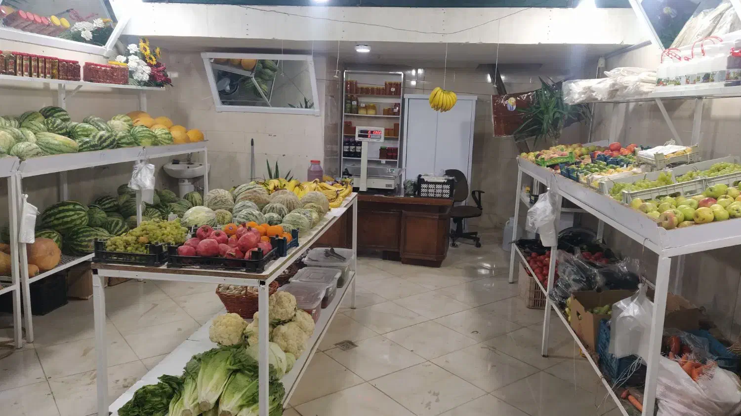 دکور میوه فروشی با ترازو|فروشگاه و مغازه|گلبهار, شهر جدید گلبهار|دیوار