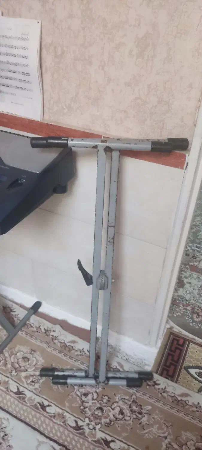 پایه ضربدری|پیانو، کیبورد، آکاردئون|رباط‌کریم, رباط‌کریم|دیوار