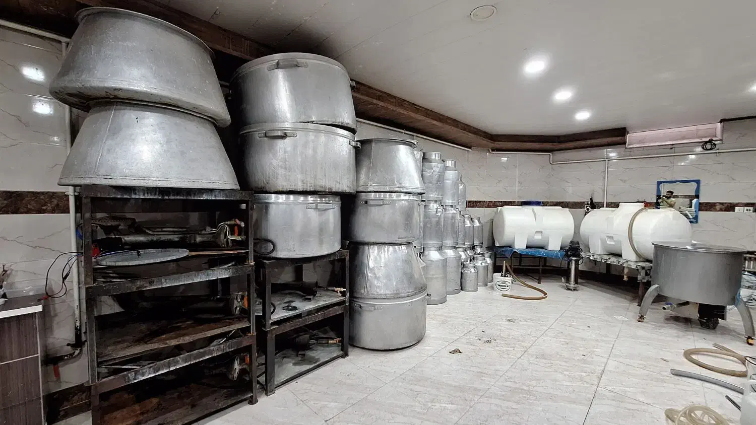 ظروف بزرگ آشپزخانه|ظروف پختوپز|پیرانشهر, |دیوار