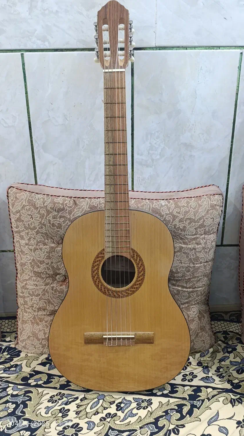 گیتار دست دوم در حد نو|گیتار، بیس، امپلیفایر|رودان, |دیوار