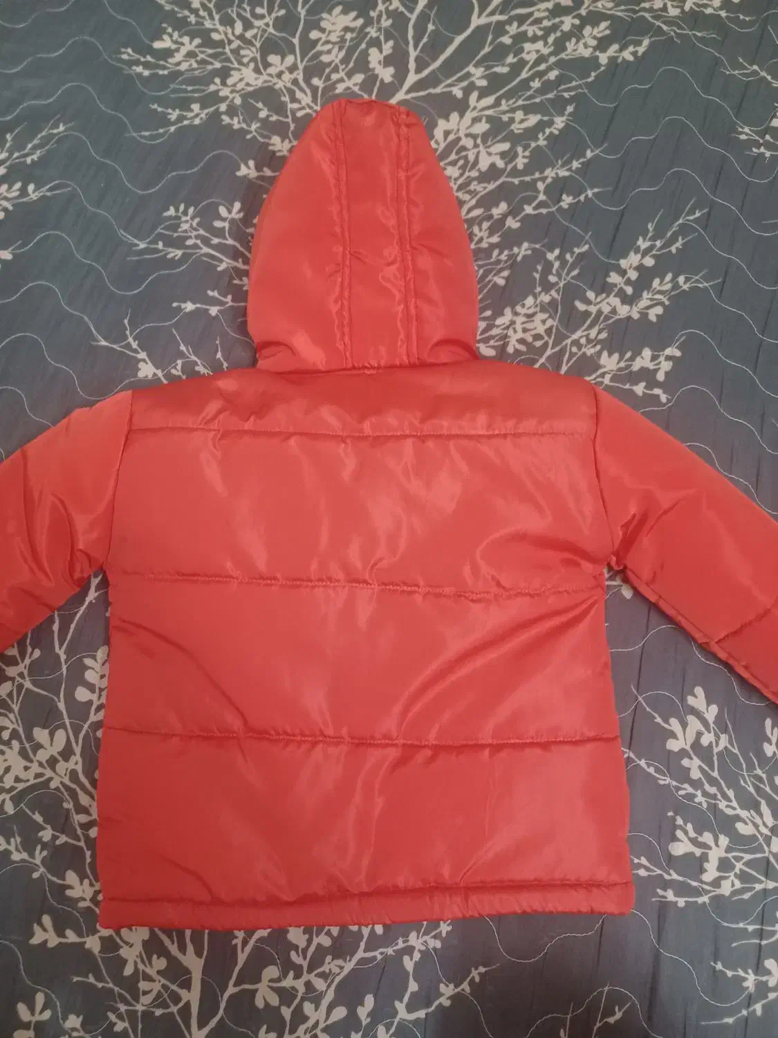 کاپشن|کفش و لباس بچه|ری, علایین|دیوار