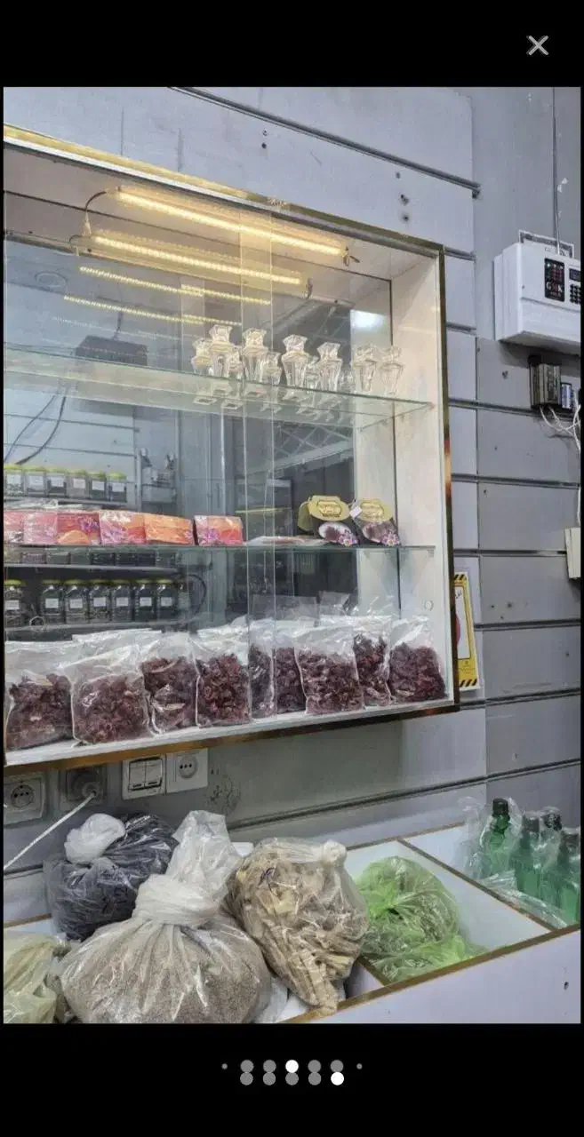 میز مدیریت و دکور زعفران و کمد بزرگ|مبلمان اداری|سبزوار, بیهق شرقی|دیوار