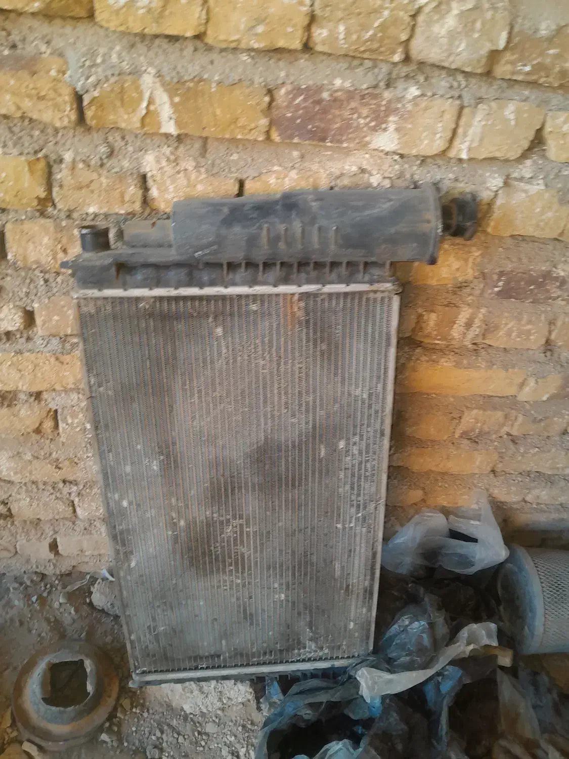 رادیات پژو و لاستیک بنز تک|قطعات یدکی و لوازم جانبی|تربتحیدریه, سرمحله|دیوار