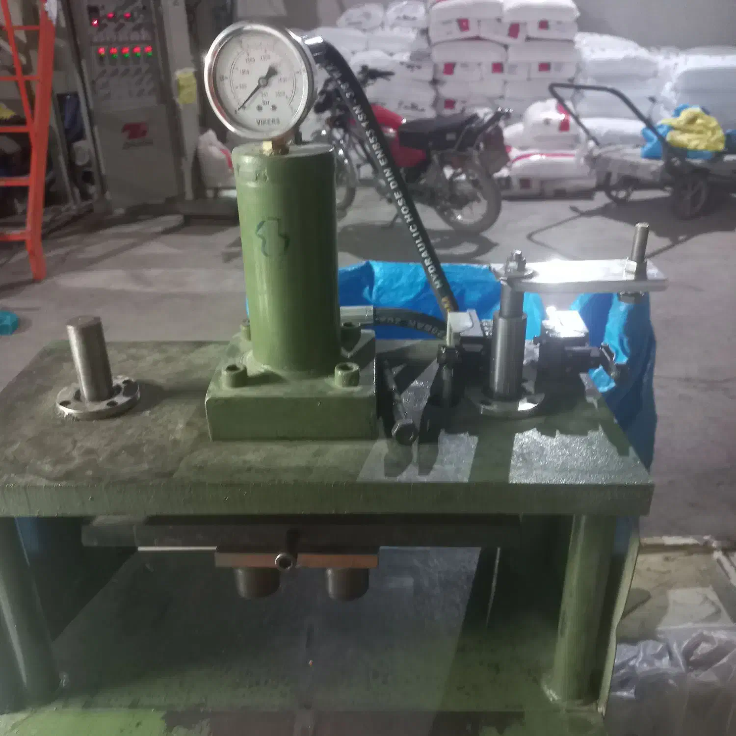 یک دستگاه پانچ نایلگس|ماشین‌آلات صنعتی|چهارباغ, |دیوار