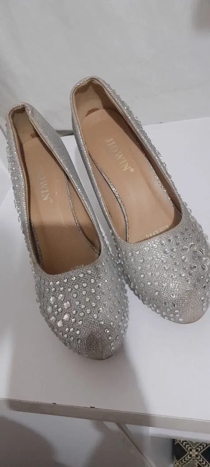 کفش|کیف، کفش، کمربند|نالوس, |دیوار