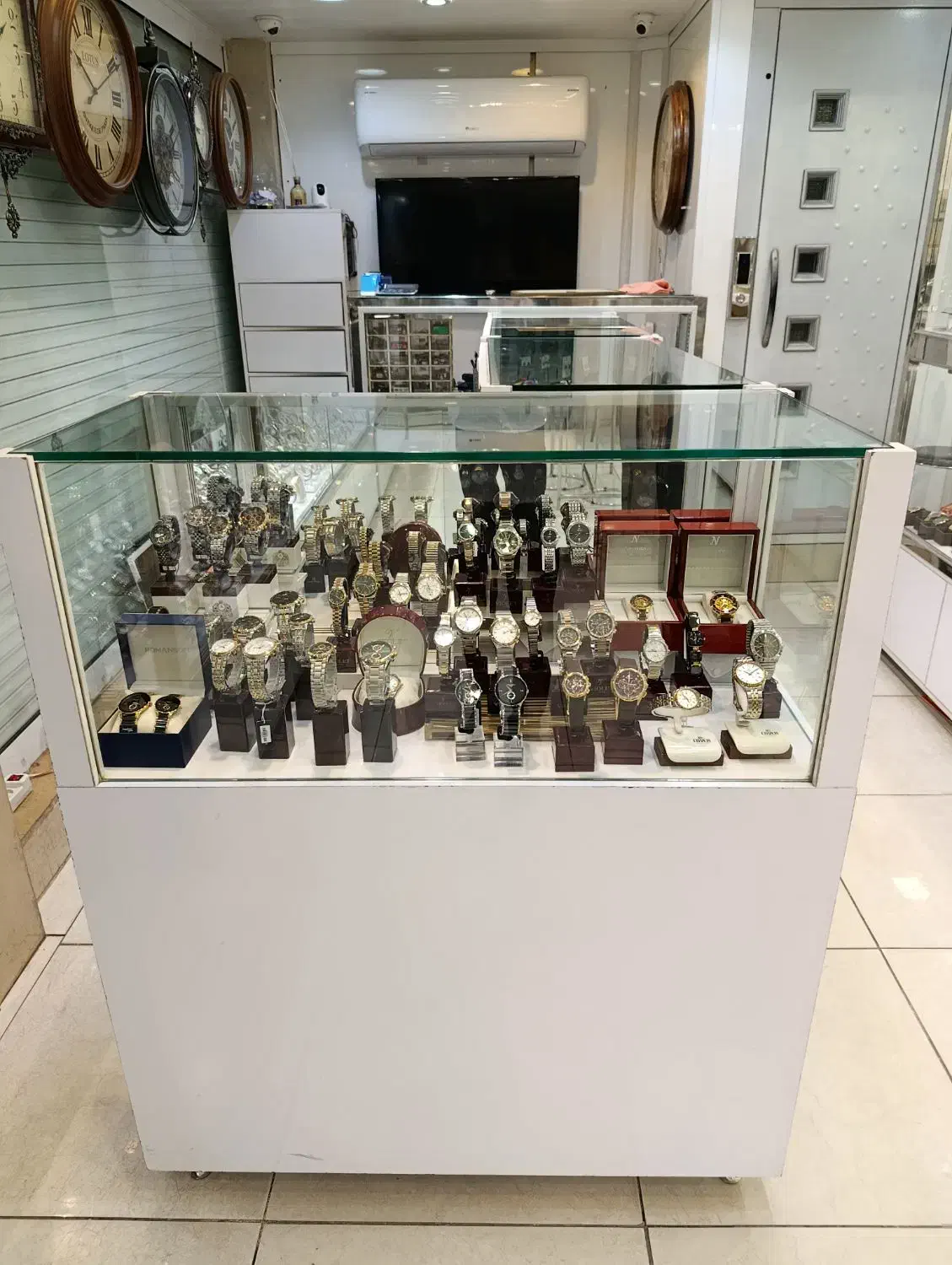 ویترین دکور مغازه بوتیک کمد|بوفه، ویترین، کنسول|یزد, |دیوار