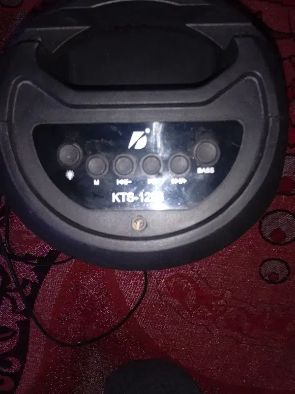 یک اسپیکر|پخش‌کننده همراه|بردسیر, |دیوار