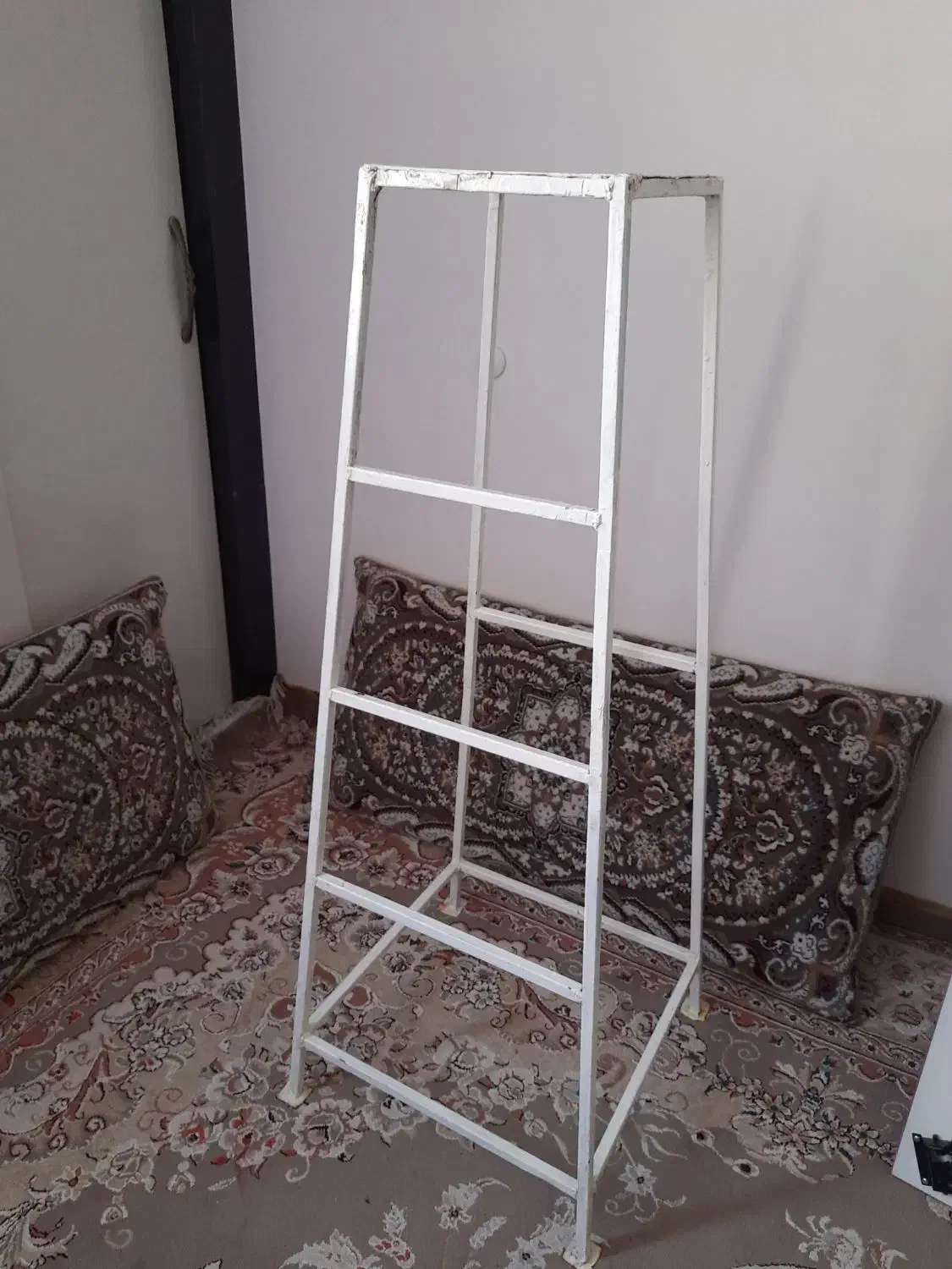 چهار پایه|صندلی و نیمکت|نیشابور, بلوار گلها|دیوار