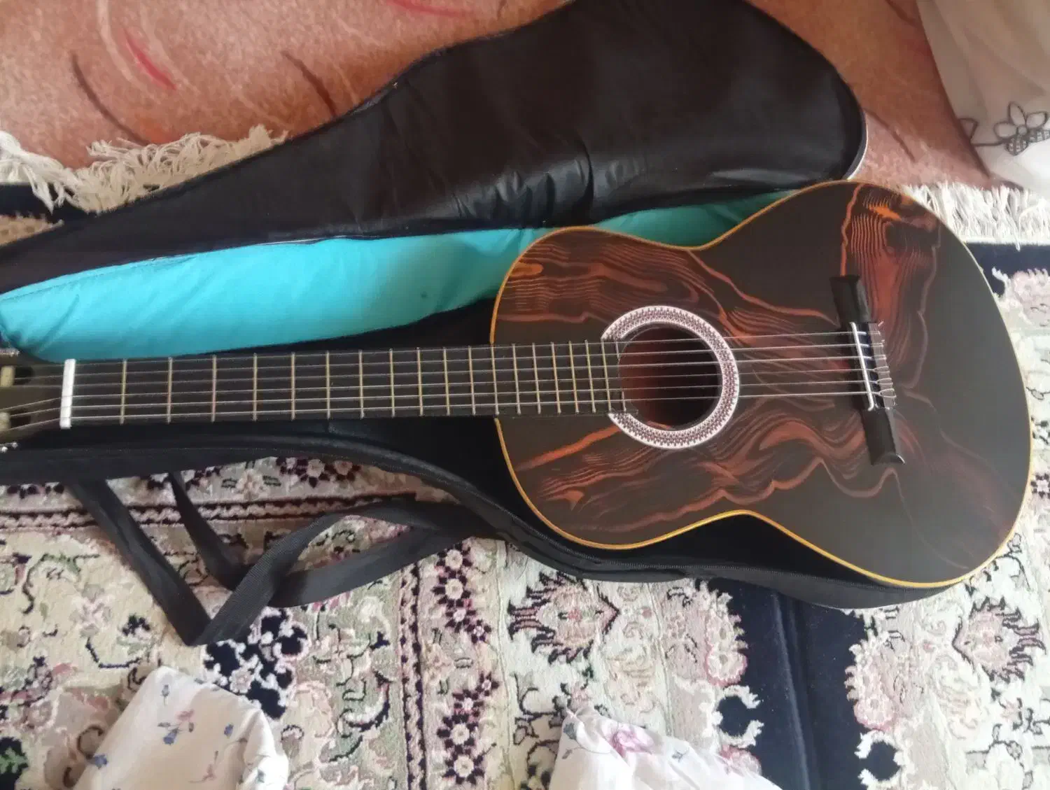 گیتار با چوب گردو|گیتار، بیس، امپلیفایر|ارومیه, |دیوار