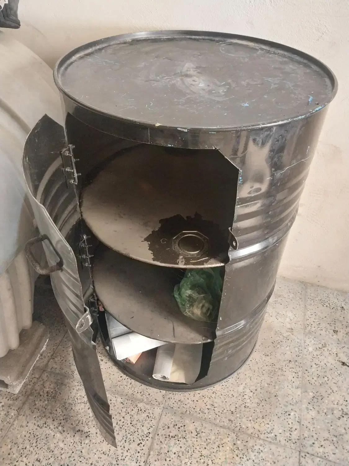 میز بشکه|صندلی و نیمکت|آفتاب, |دیوار