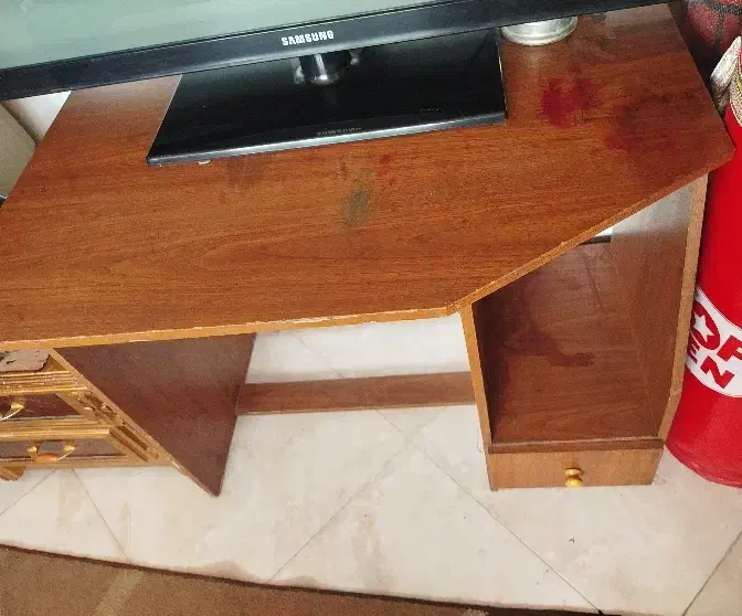 میز تحریر و کامپیوتر|میز تحریر و کامپیوتر|اندیشه, اندیشه فاز ۳|دیوار