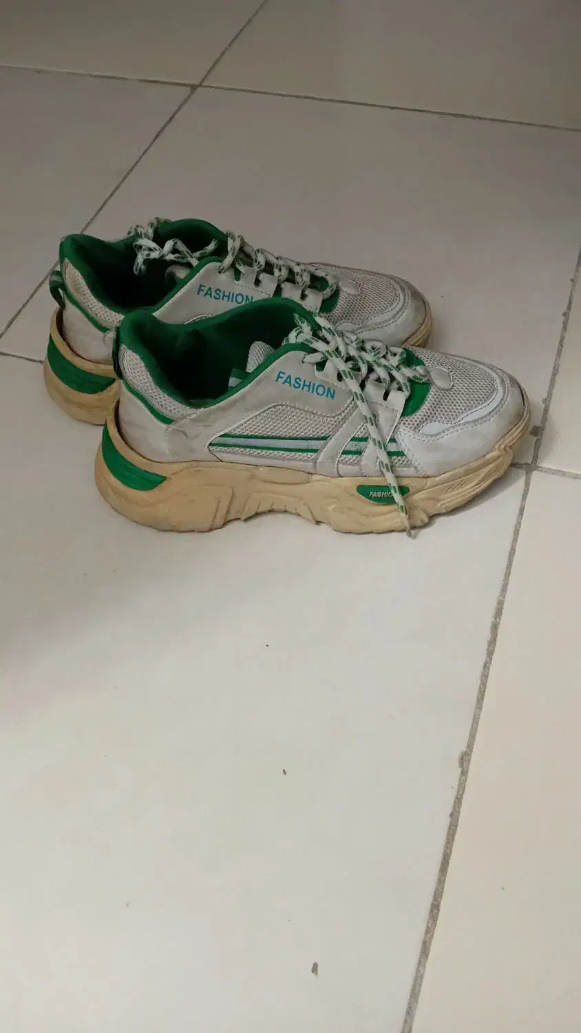 دو تا کتونی|کیف، کفش، کمربند|رودهن, |دیوار