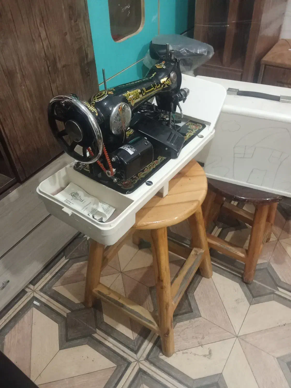 دو عدد چرخ مارشال|چرخ خیاطی و ریسندگی|شیراز, کوزه گری|دیوار