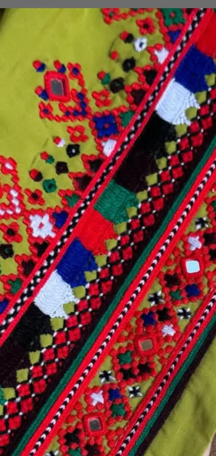 دوزنده لباس موسوم ایینه جالار کپنال بنوک|لباس|ایرانشهر, |دیوار