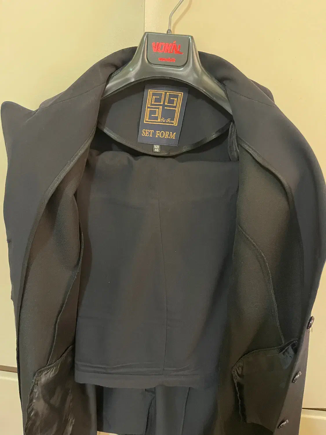 تعدادی لباس زنانه|لباس|بابل, |دیوار