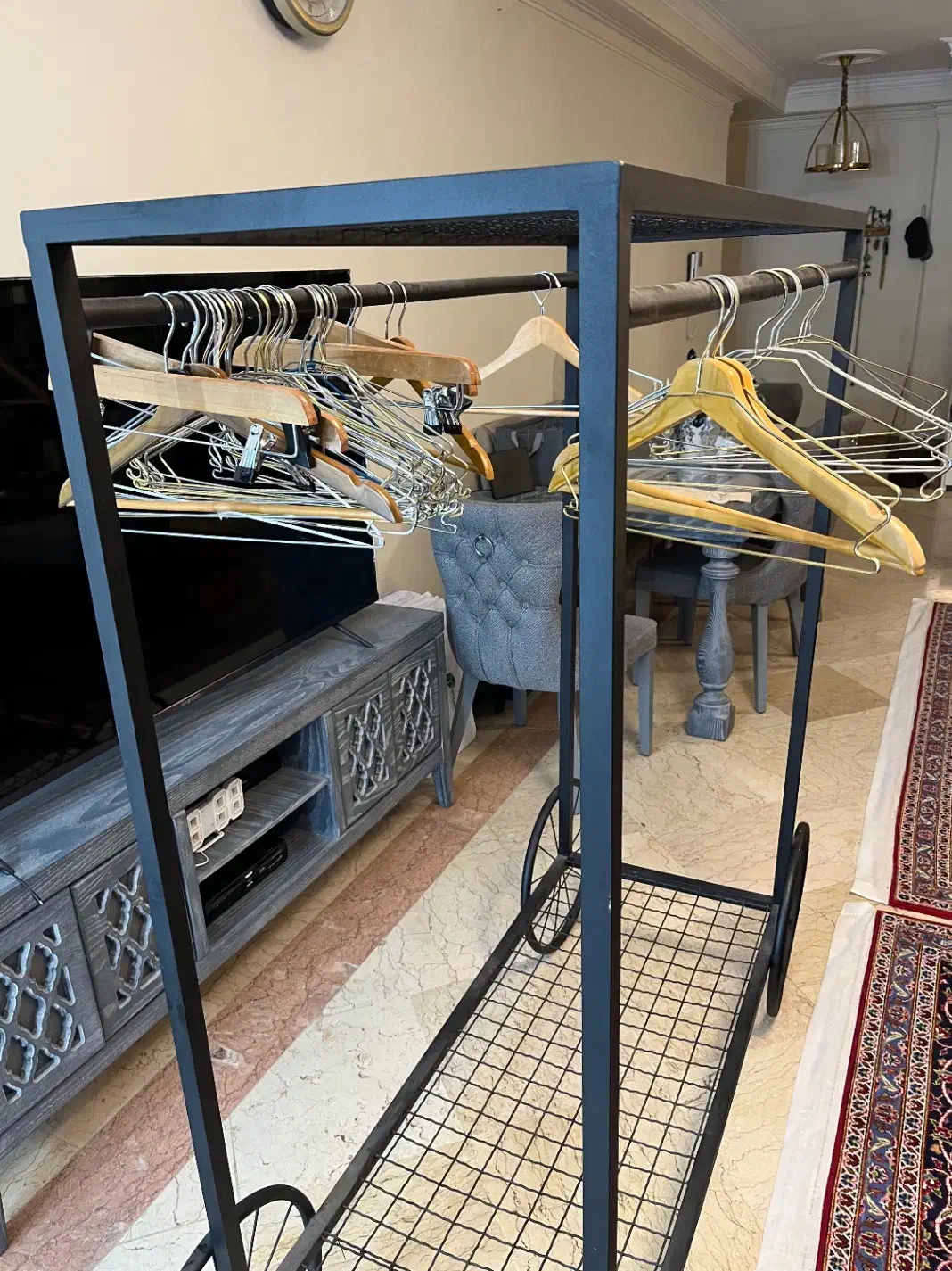 رگال کالسکه ای|بندرخت و رختآویز|ری, اقدسیه|دیوار