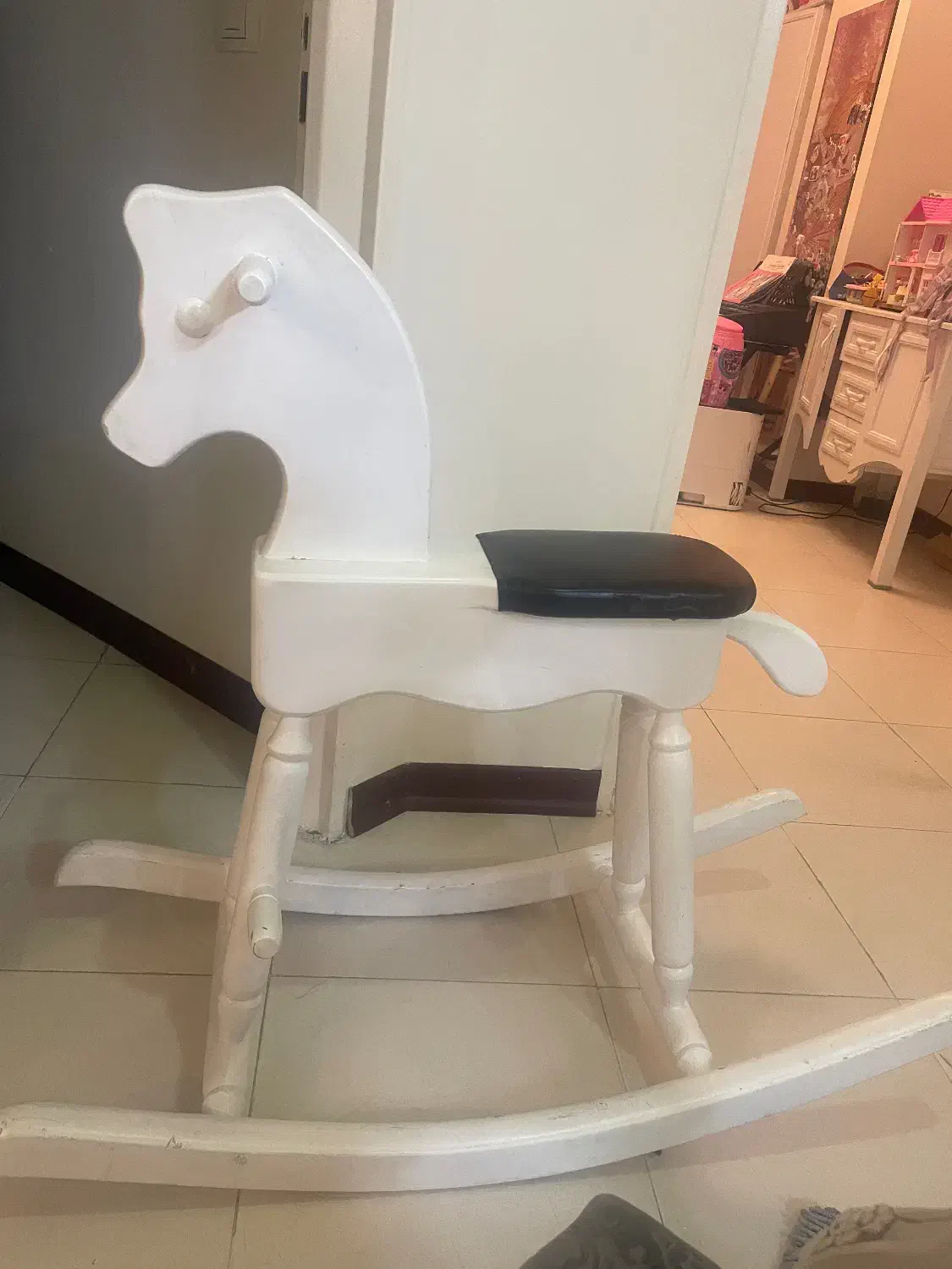 اسب سفید|اسباب‌بازی بچه|تهران, آسمان|دیوار