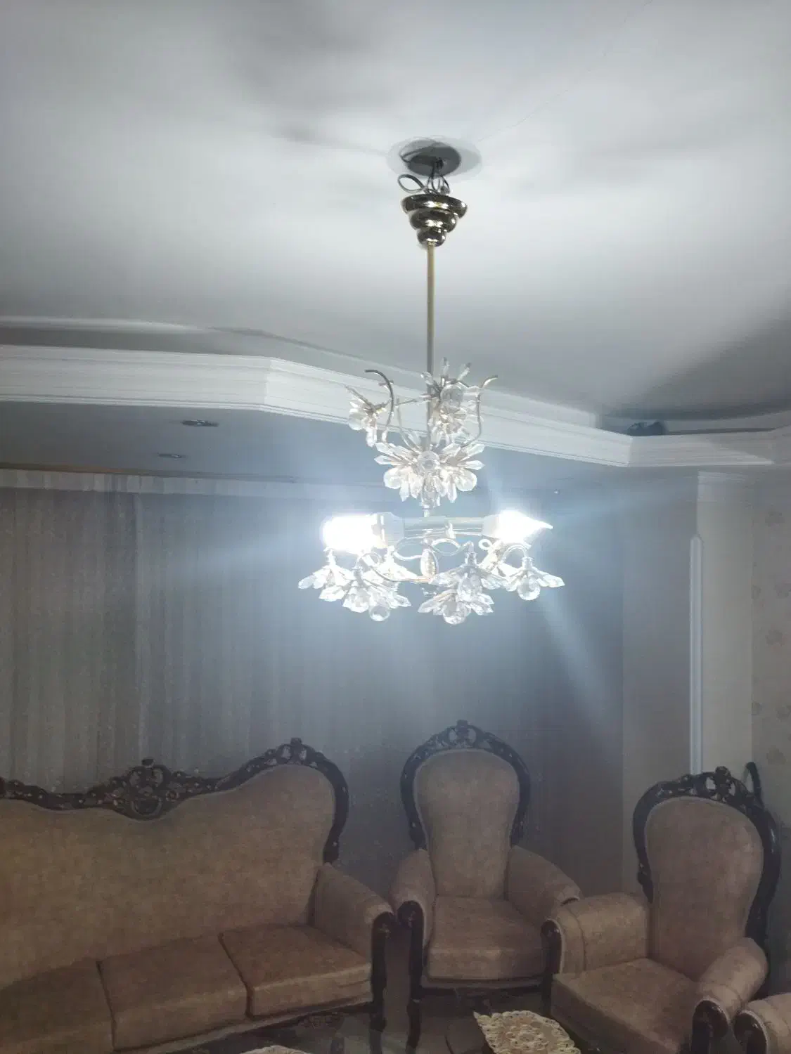 لوستر طلایی|لوستر و چراغ آویز|اندیشه, شهرک صدف|دیوار