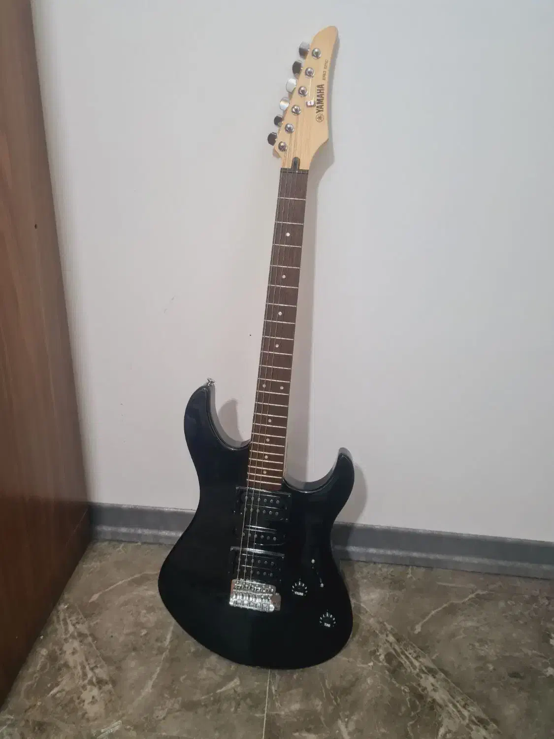 گیتار الکتریک|گیتار، بیس، امپلیفایر|آمل, |دیوار