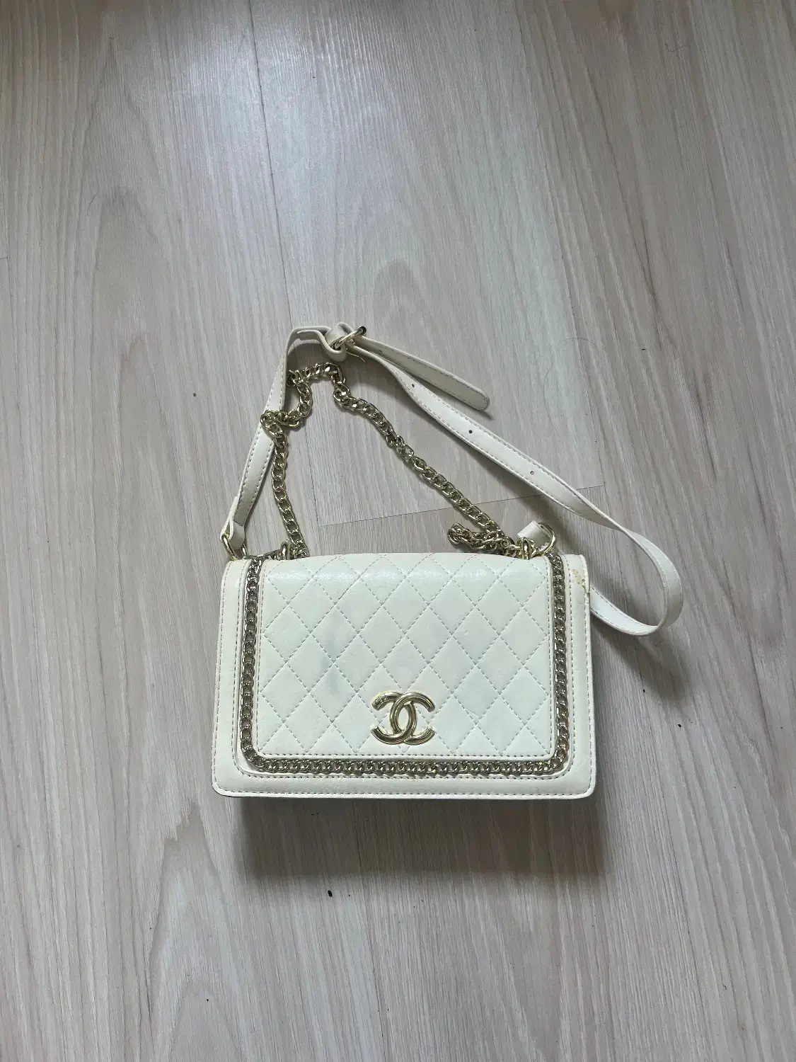 کیف مارک|کیف، کفش، کمربند|رشت, چله خانه|دیوار