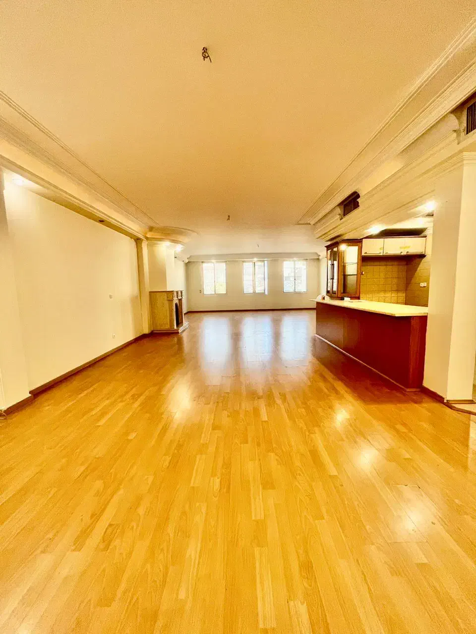 آپارتمان ۲۰۰ متر ۳و۴خواب/پاسداران دشتستان