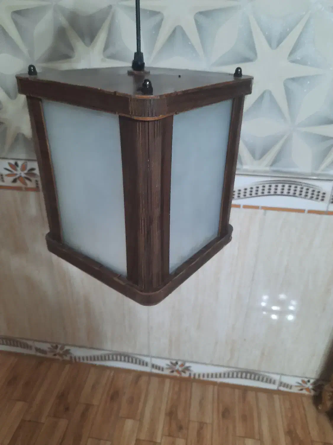 لوستری چوبی همراه لامپ|لوستر و چراغ آویز|قرچک, زیبا شهر|دیوار